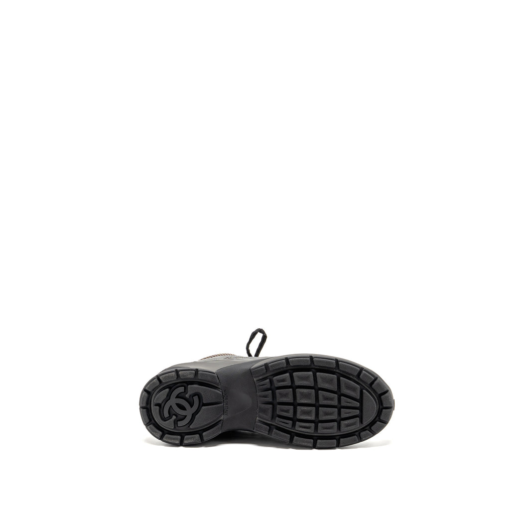 CHANEL CC LOGO SNEAKERS FABRIC/LAMINATED KHAKI/SILVER/DARK PURPLE