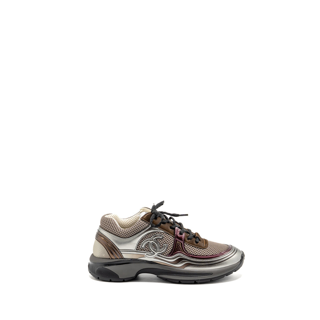 CHANEL CC LOGO SNEAKERS FABRIC/LAMINATED KHAKI/SILVER/DARK PURPLE