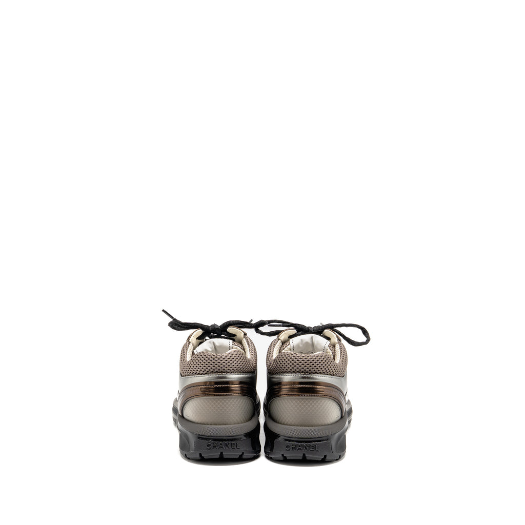 CHANEL CC LOGO SNEAKERS FABRIC/LAMINATED KHAKI/SILVER/DARK PURPLE