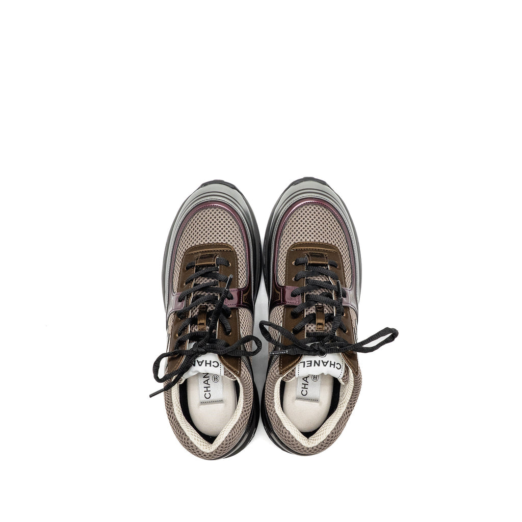 CHANEL CC LOGO SNEAKERS FABRIC/LAMINATED KHAKI/SILVER/DARK PURPLE