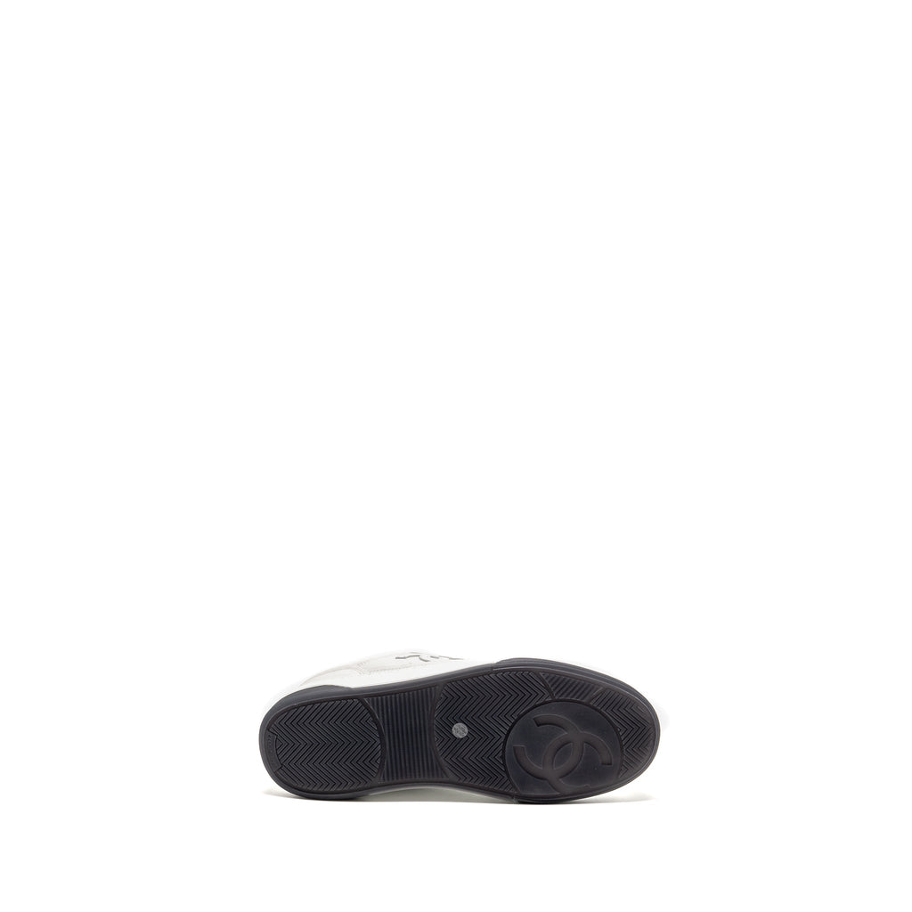 CHANEL CC LOGO SNEAKERS WHITE / BLACK / GREY