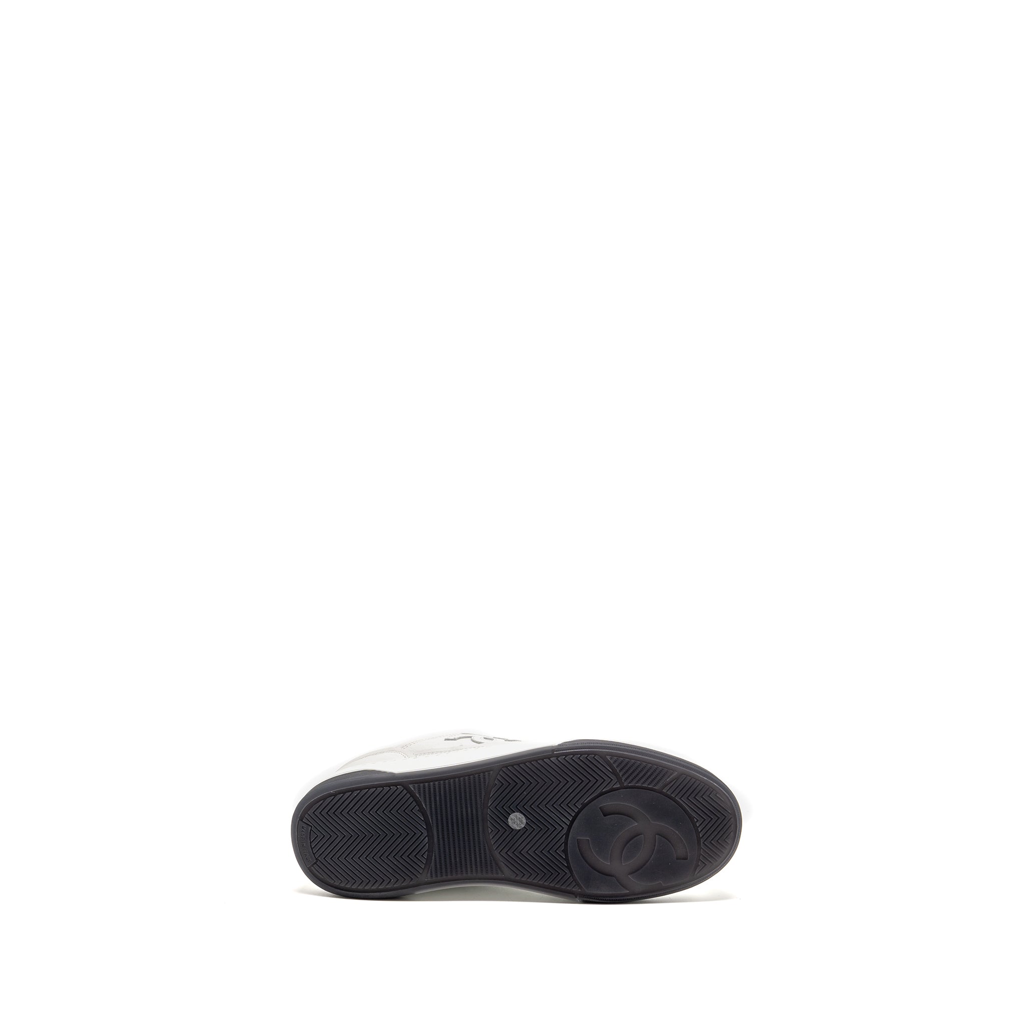 CHANEL CC LOGO SNEAKERS WHITE / BLACK / GREY