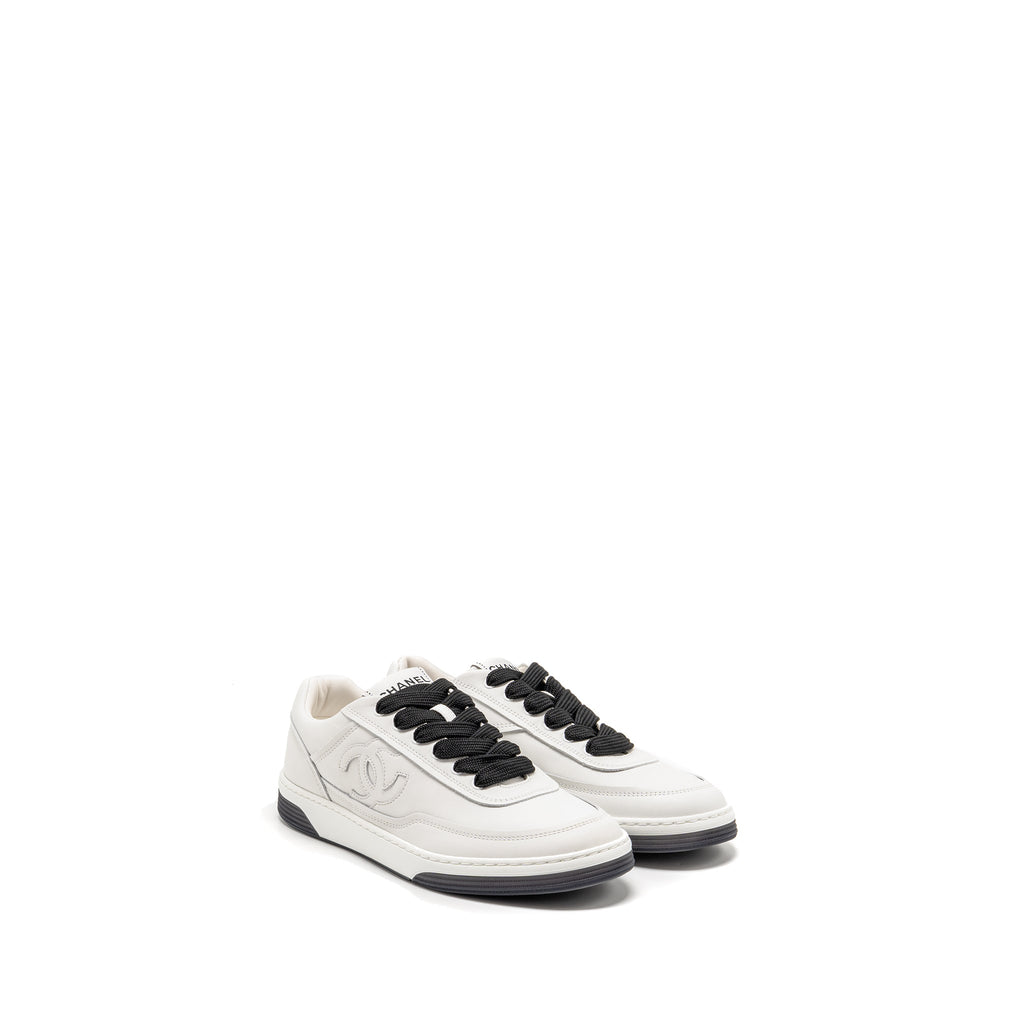 CHANEL CC LOGO SNEAKERS WHITE / BLACK / GREY