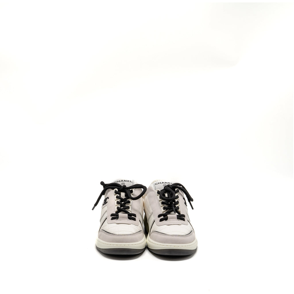 CHANEL CC SNEAKERS SUEDE/FABRIC/CALFSKIN WHITE/LIGHT GREY/BLACK
