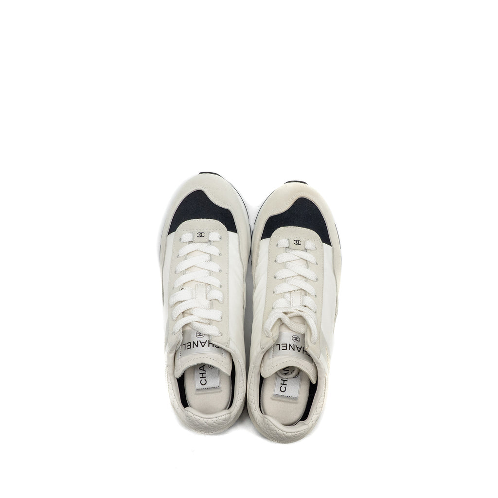 CHANEL CC LOGO SNEAKER SUEDE/NYLON/CALFSKIN WHITE/GREY/BLACK