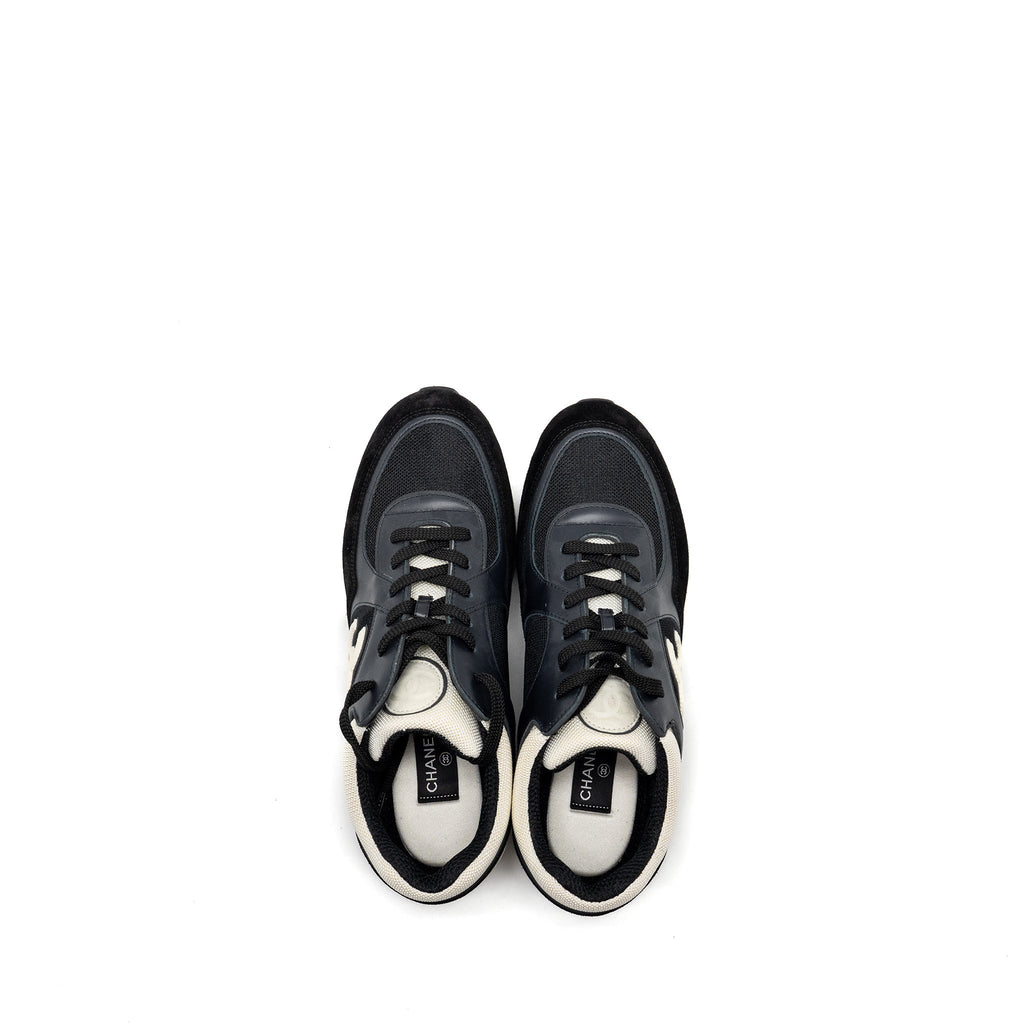 CHANEL CC LOGO SNEAKER SUEDE/ LEATHER BLACK/WHITE
