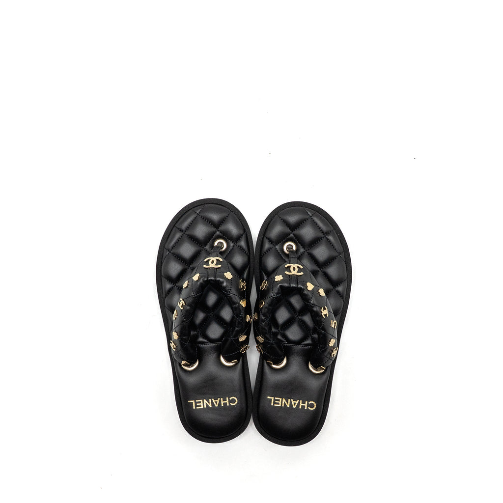 CHANEL 23P QUILTED CHARMS PADDED FLIP FLOPS/SANDALS LAMBSKIN BLACK