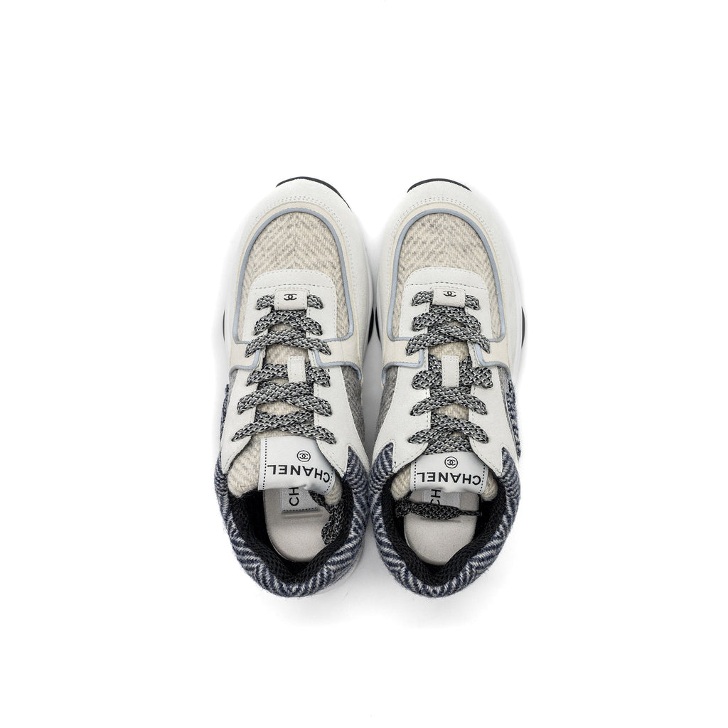 CHANEL CC LOGO SNEAKERS SUEDE / FABRIC LIGHT GREY