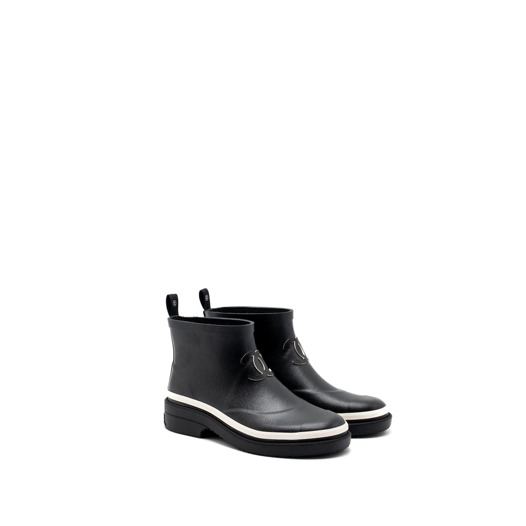 CHANEL RUBBER ANKLE BOOTS BLACK/ WHITE