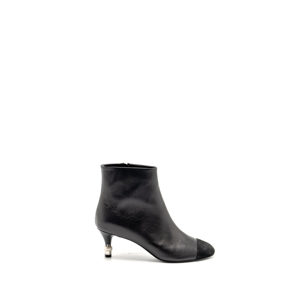 CHANEL INTERLOCKING BOOTS LETTER/PEARL LEATHER BLACK