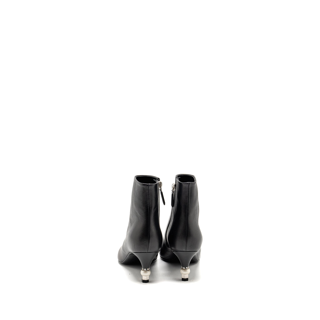 CHANEL INTERLOCKING BOOTS LETTER/PEARL LEATHER BLACK