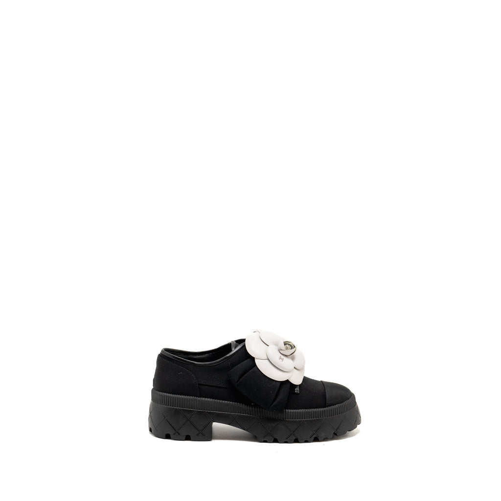 CHANEL CAMELLIA LOAFER BLACK/WHITE