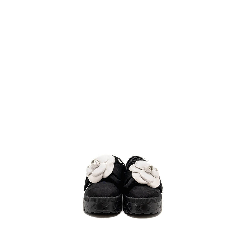 CHANEL CAMELLIA LOAFER BLACK/WHITE