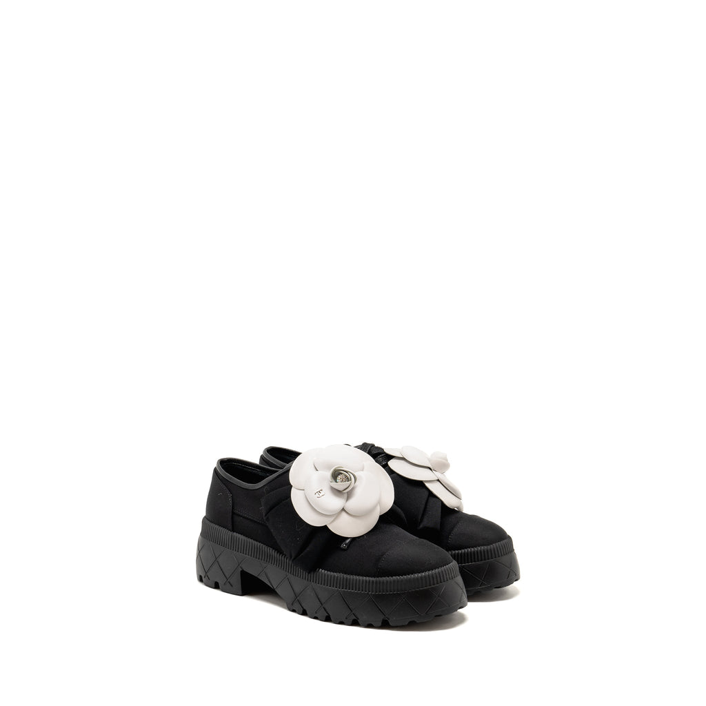CHANEL CAMELLIA LOAFER BLACK/WHITE