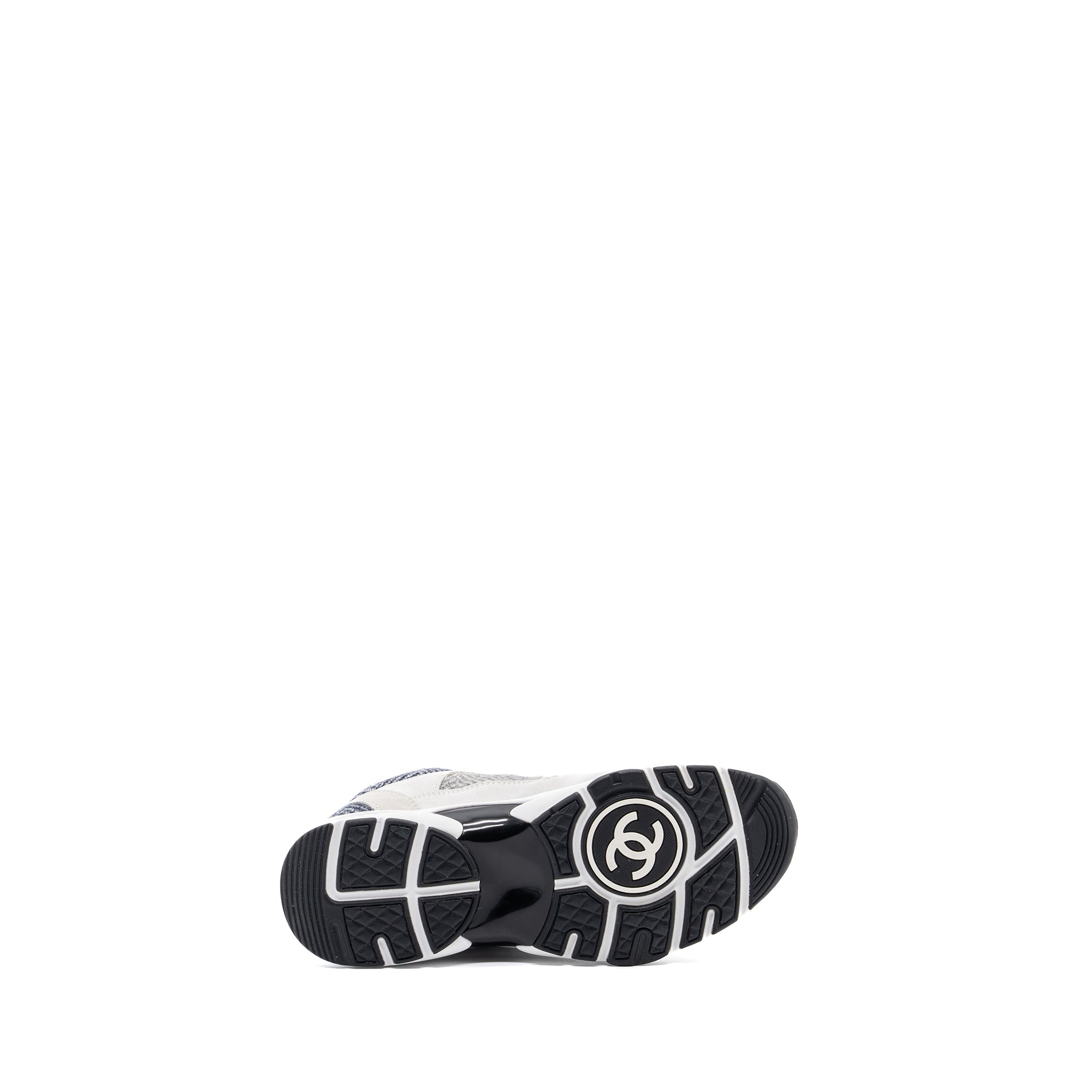 CHANEL CC LOGO SNEAKERS SUEDE / FABRIC LIGHT GREY