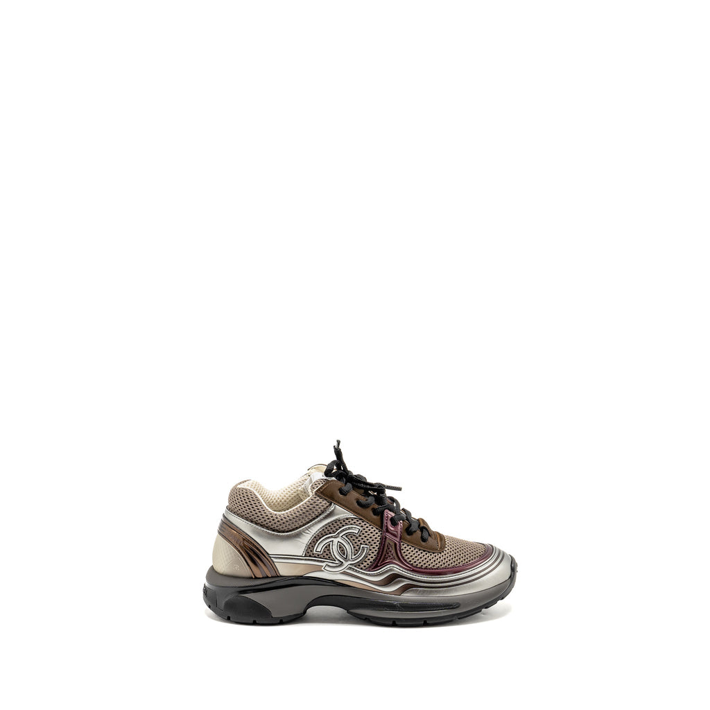 CHANEL 23A CC LOGO SNEAKERS FABRIC/LAMINATED KHAKI/SILVER/DARK PURPLE