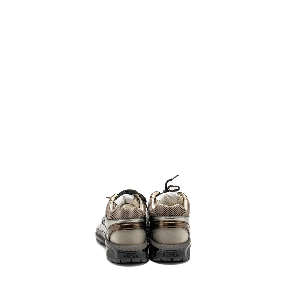 CHANEL 23A CC LOGO SNEAKERS FABRIC/LAMINATED KHAKI/SILVER/DARK PURPLE