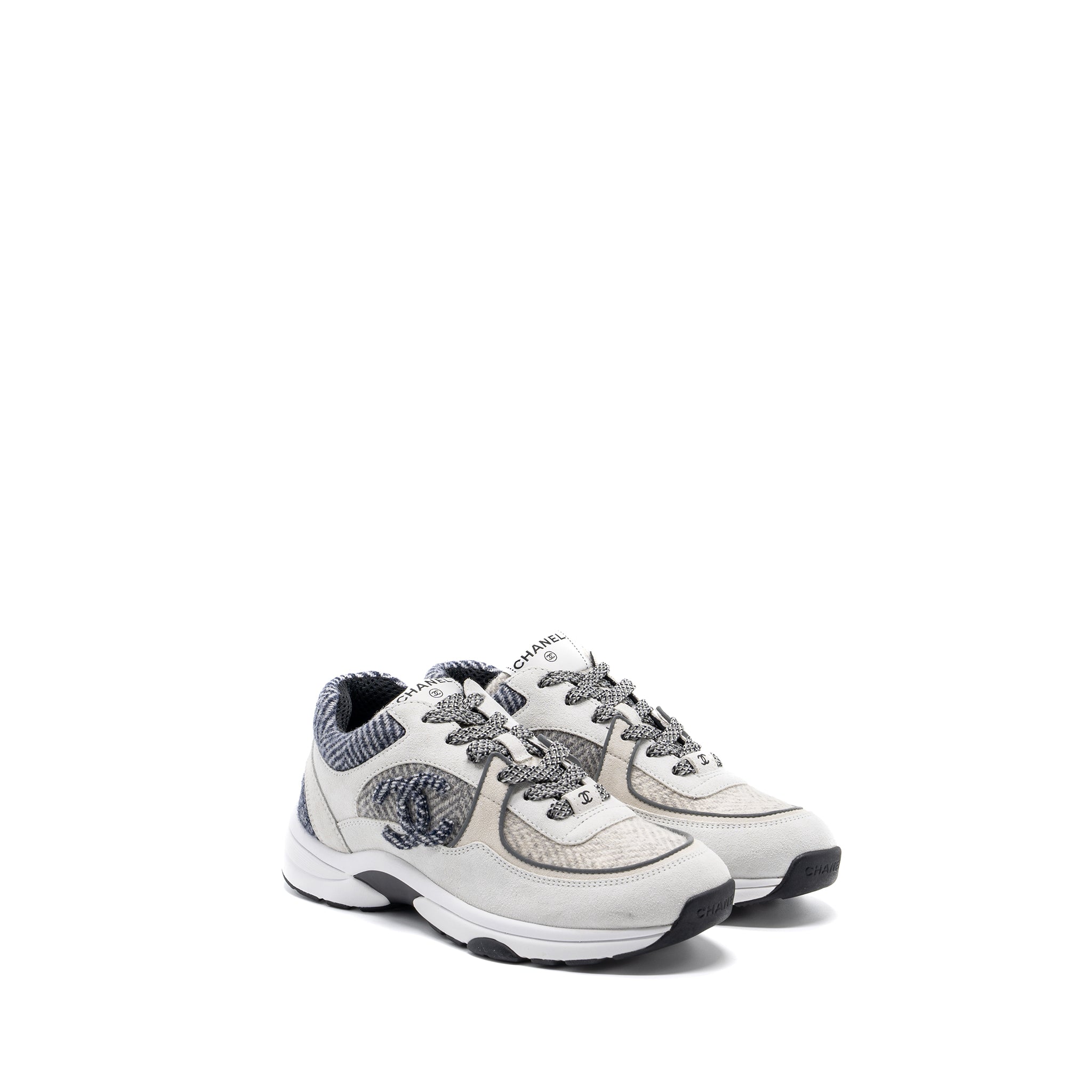 CHANEL CC LOGO SNEAKERS SUEDE / FABRIC LIGHT GREY