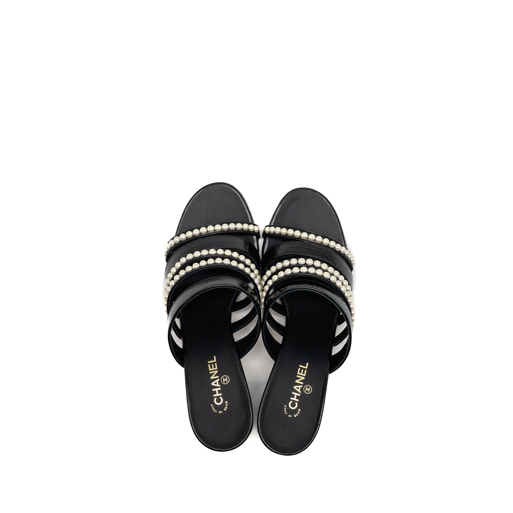 CHANEL LEATHER/PEARL SANDALS BLACK