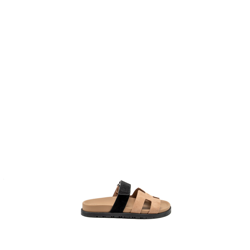 HERMES CHYPRE SANDALS CHÈVRE SUEDE ROSE PERLE / NOIR