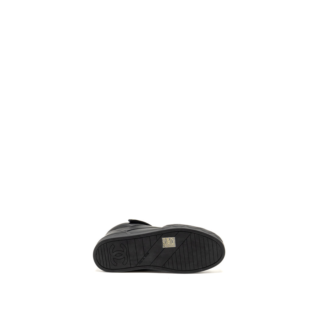CHANEL 23A LETTER LOGO SNEAKERS LAMBSKIN BLACK LGHW