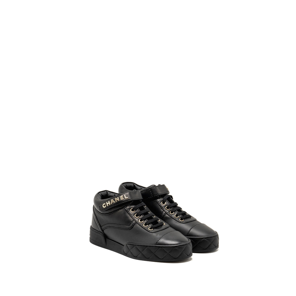 CHANEL 23A LETTER LOGO SNEAKERS LAMBSKIN BLACK LGHW
