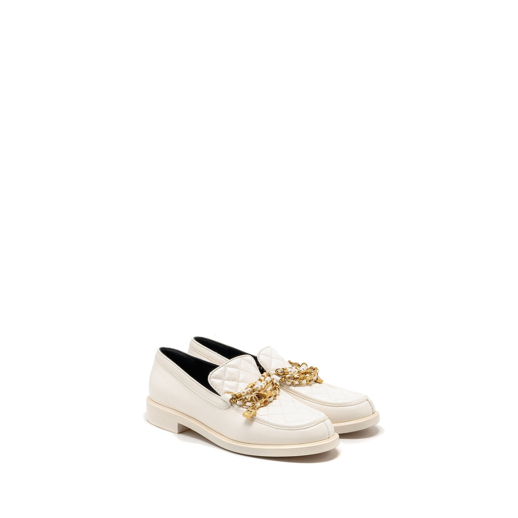 CHANEL LEATHER CHAIN/PEARL CC LOGO LOAFER LAMBSKIN WHITE GHW