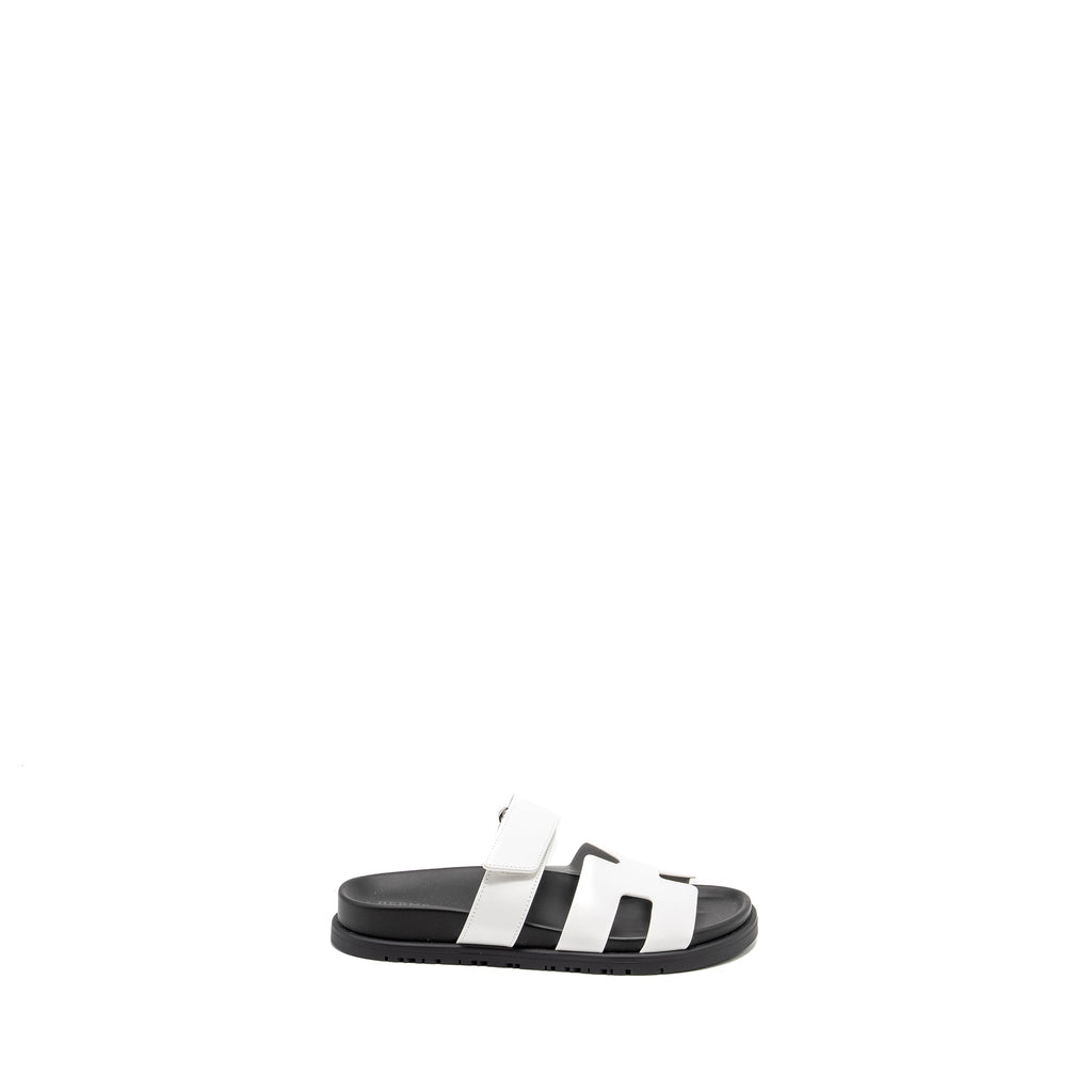 HERMES CHYPRE SANDALS CALFSKIN WHITE / BLACK