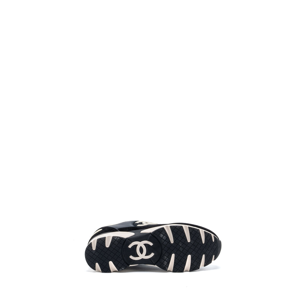 CHANEL CC LOGO SNEAKER SUEDE/ LEATHER BLACK/WHITE