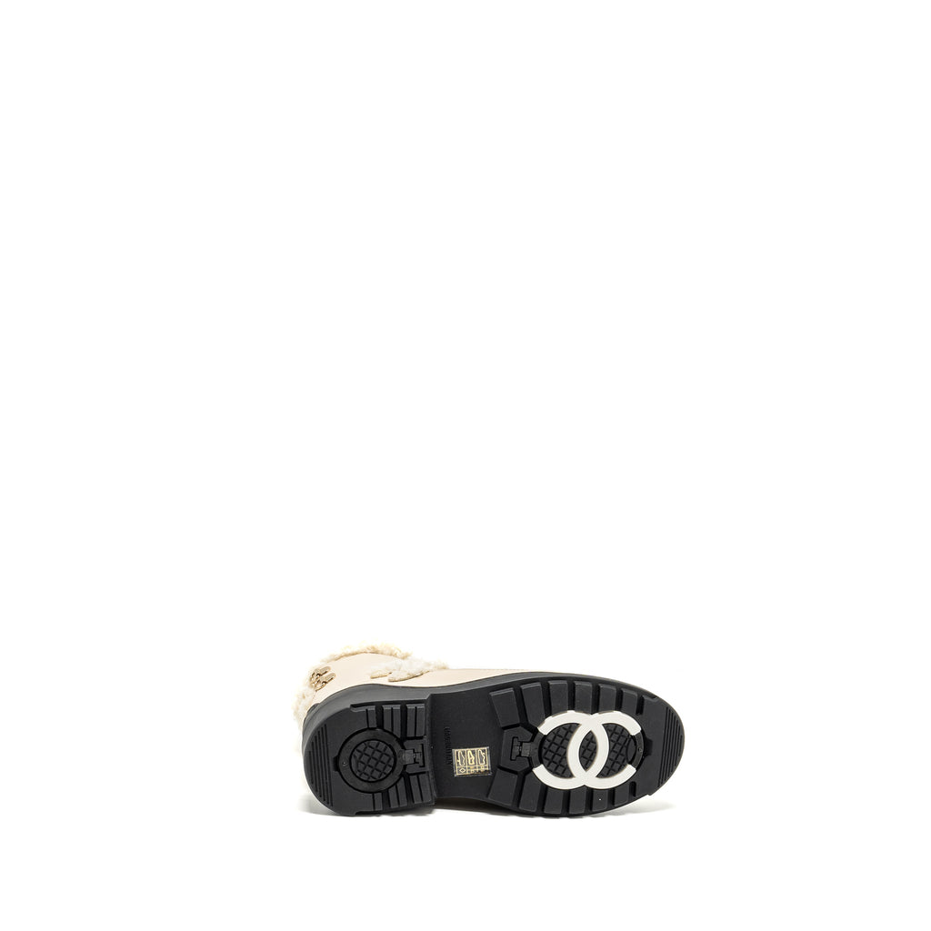 CHANEL 20K SHEARLING BOOTS BEIGE/BLACK