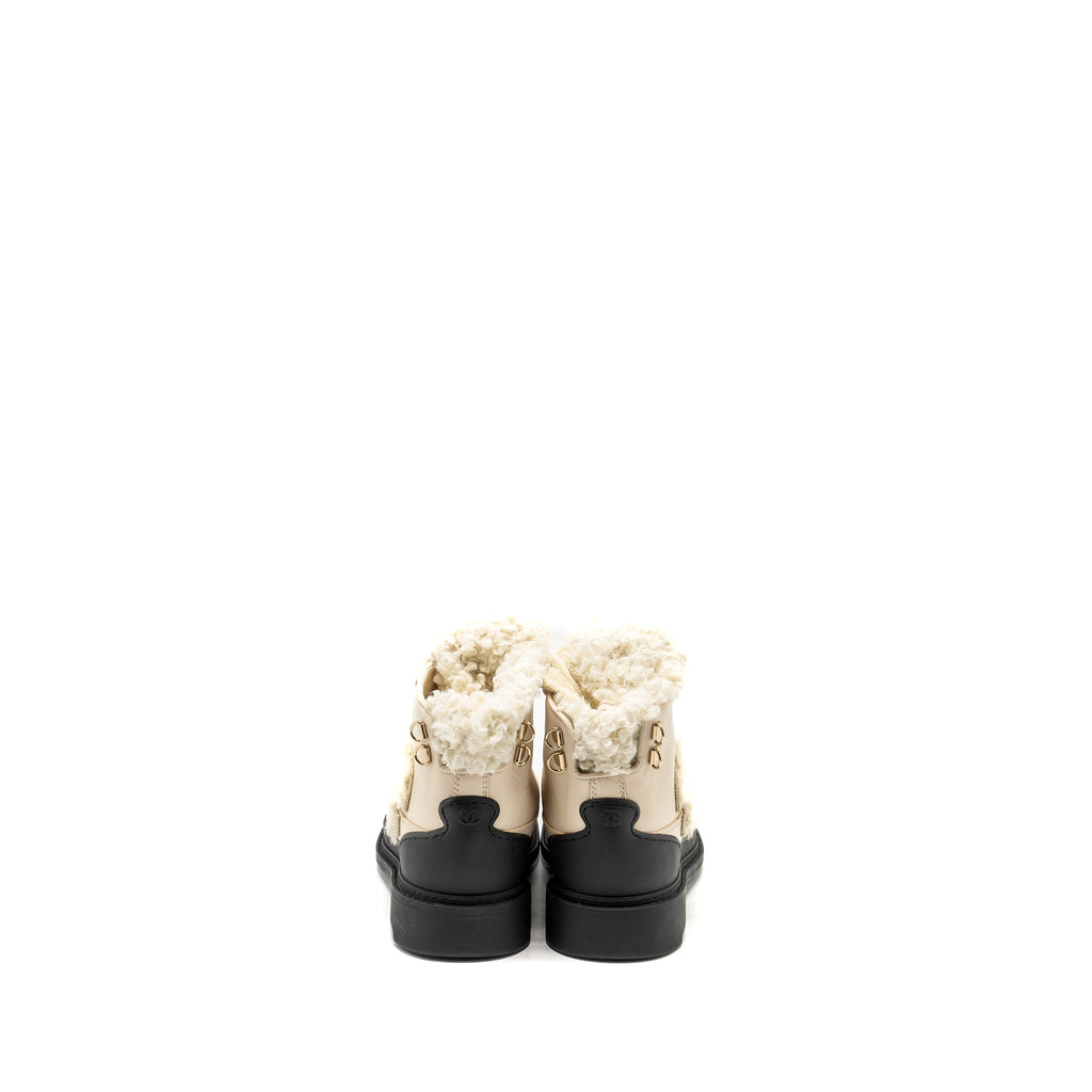 CHANEL 20K SHEARLING BOOTS BEIGE/BLACK