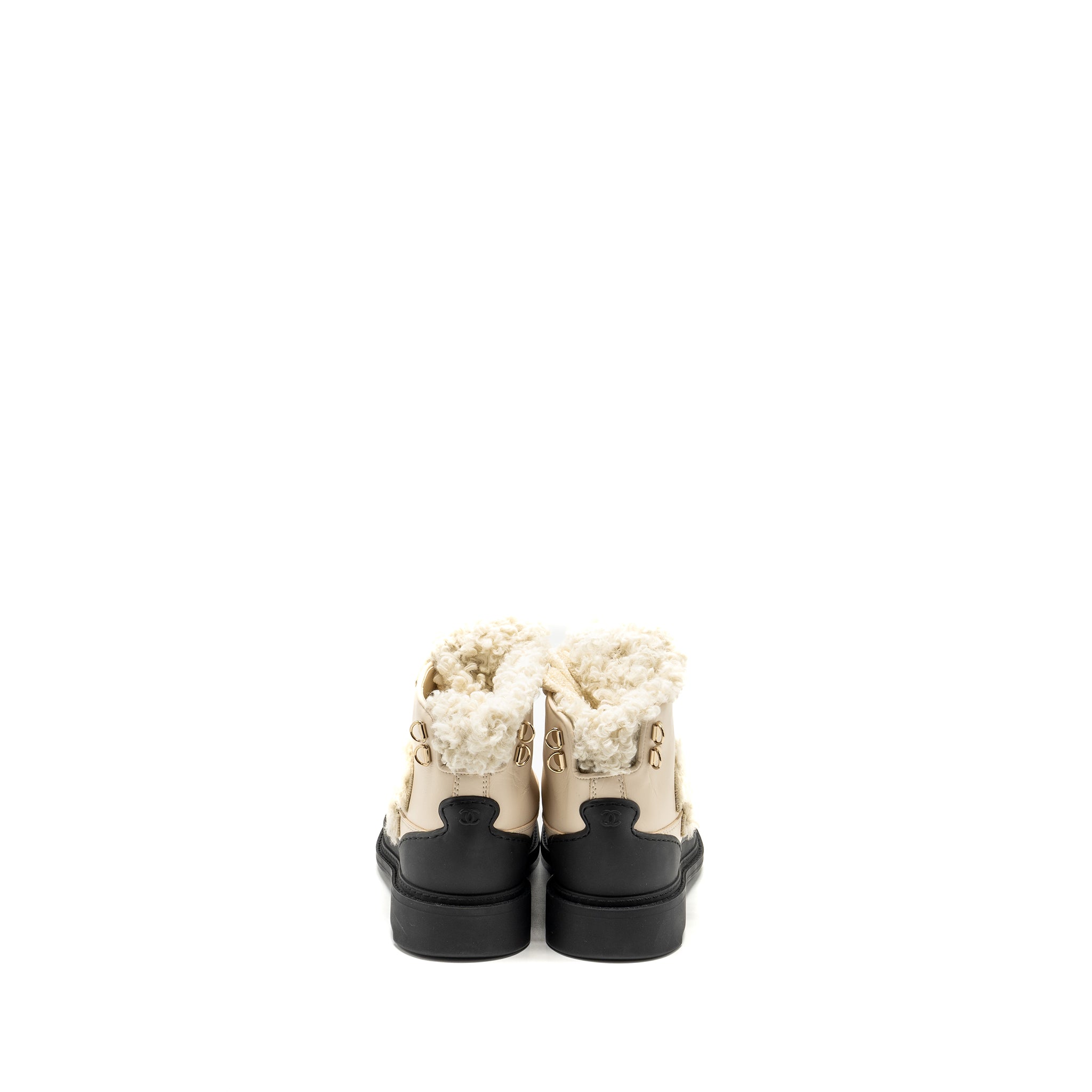 CHANEL 20K SHEARLING BOOTS BEIGE/BLACK