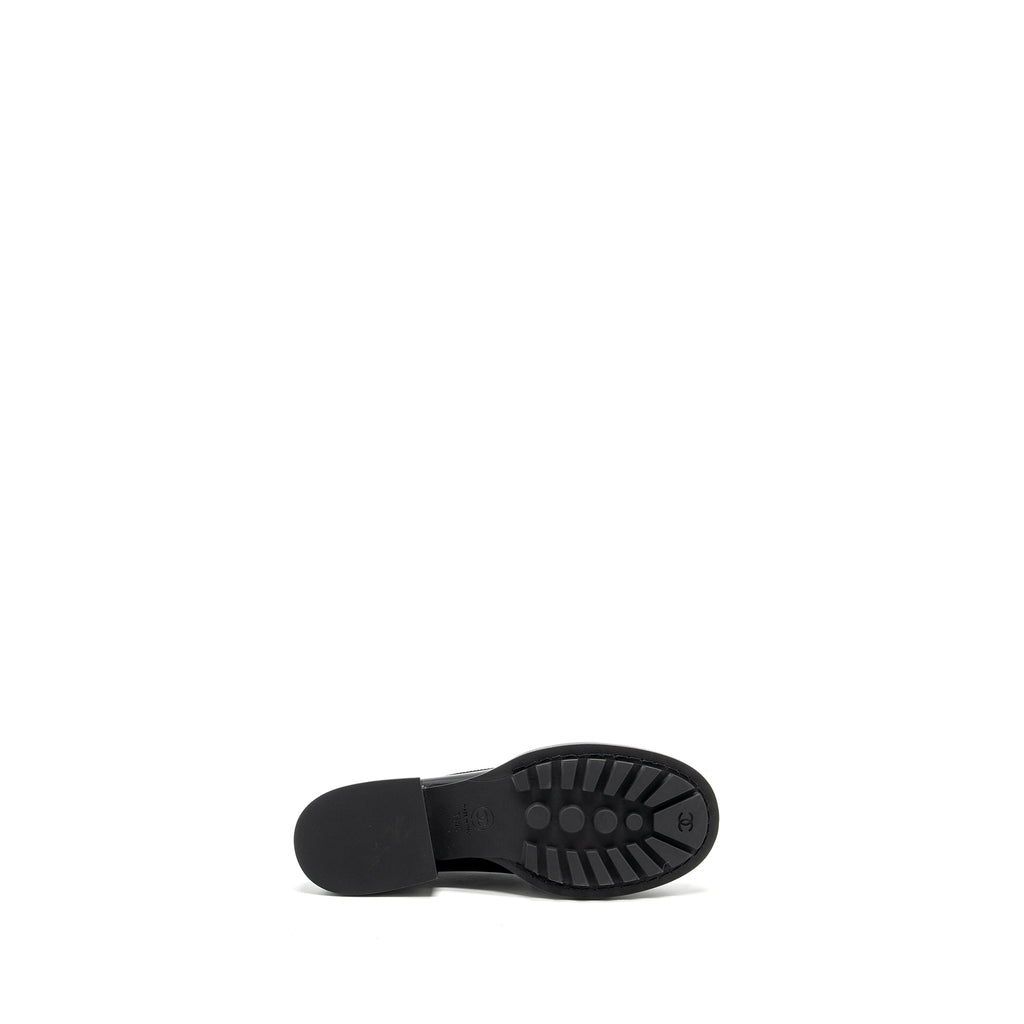 CHANEL CC LOGO WITH PEARL LOAFER PATENT BLACK GHW