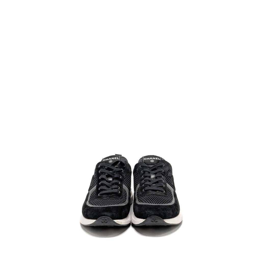 CHANEL CC LOGO SNEAKERS SUEDE / MESH BLACK / WHITE