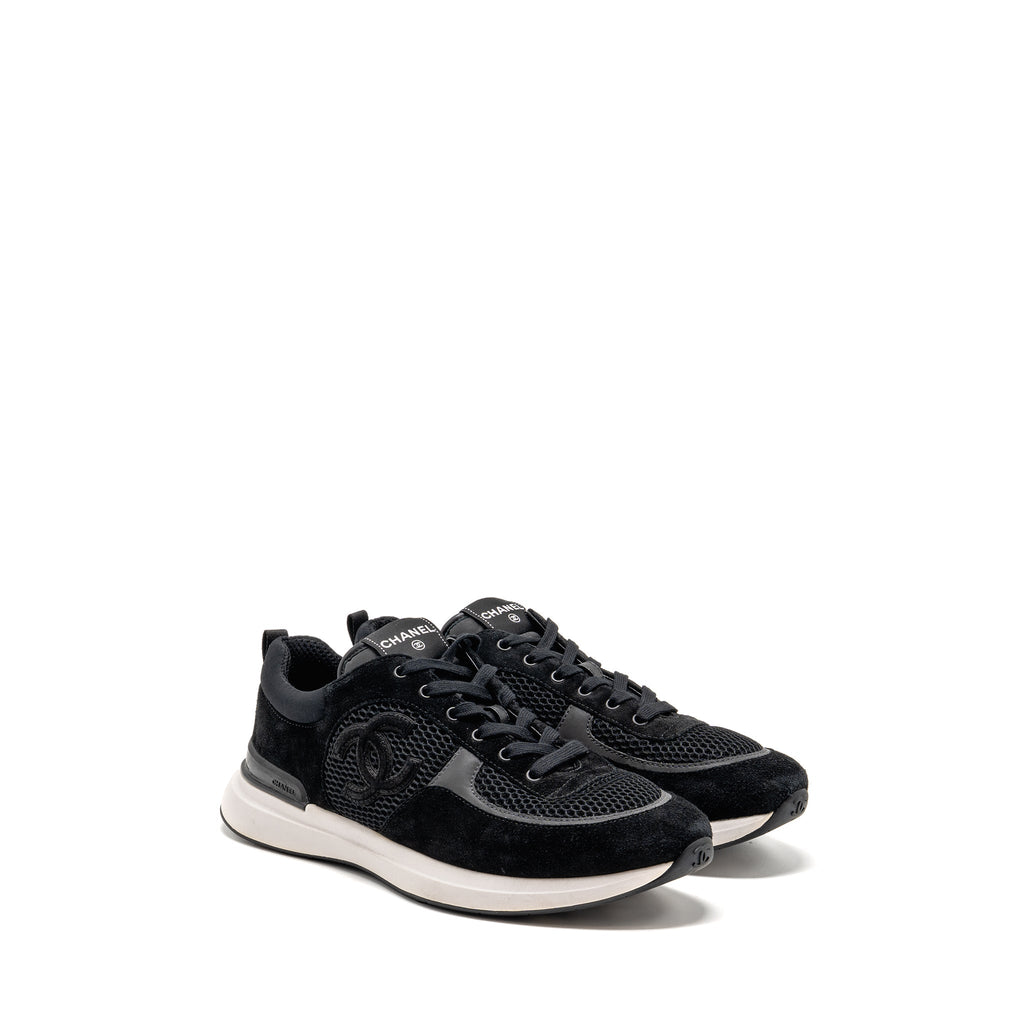 CHANEL CC LOGO SNEAKERS SUEDE / MESH BLACK / WHITE
