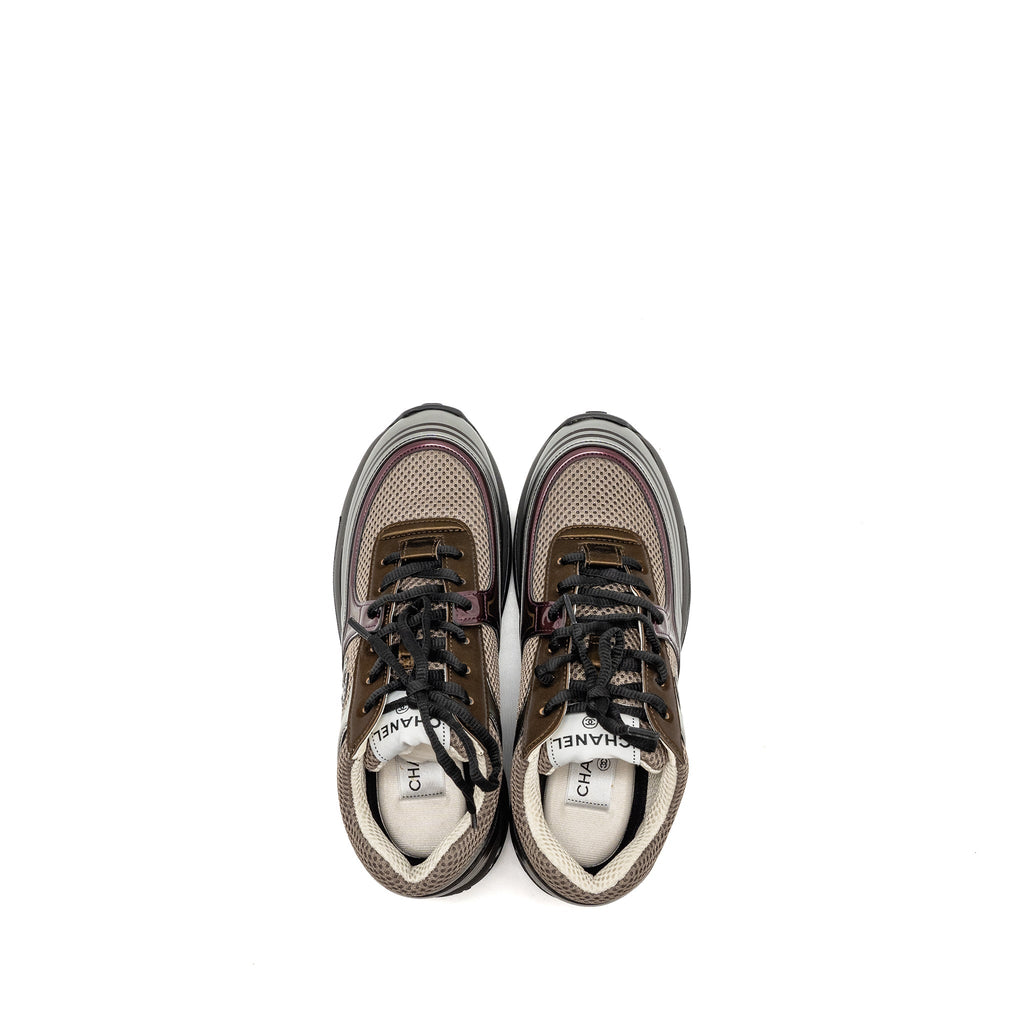 CHANEL 23A CC LOGO SNEAKERS FABRIC/LAMINATED KHAKI/SILVER/DARK PURPLE