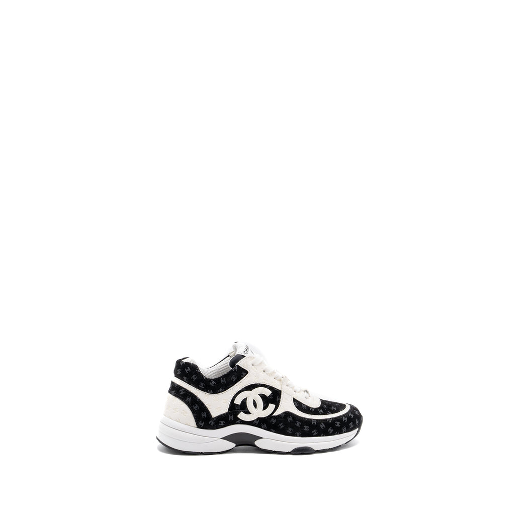 CHANEL CC LOGO PRINTED TRAINER/SNEAKER SUEDE BLACK/WHITE