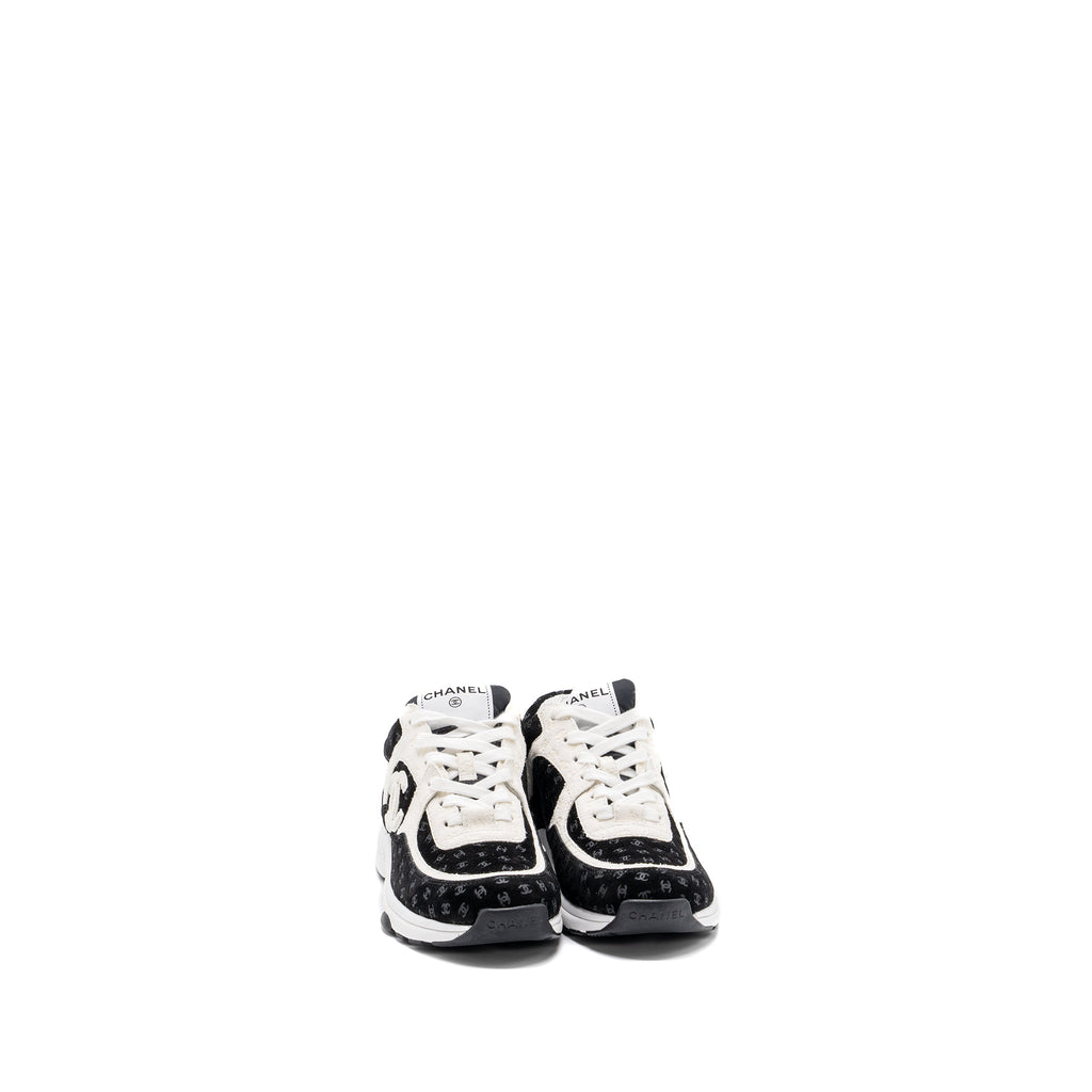 CHANEL CC LOGO PRINTED TRAINER/SNEAKER SUEDE BLACK/WHITE