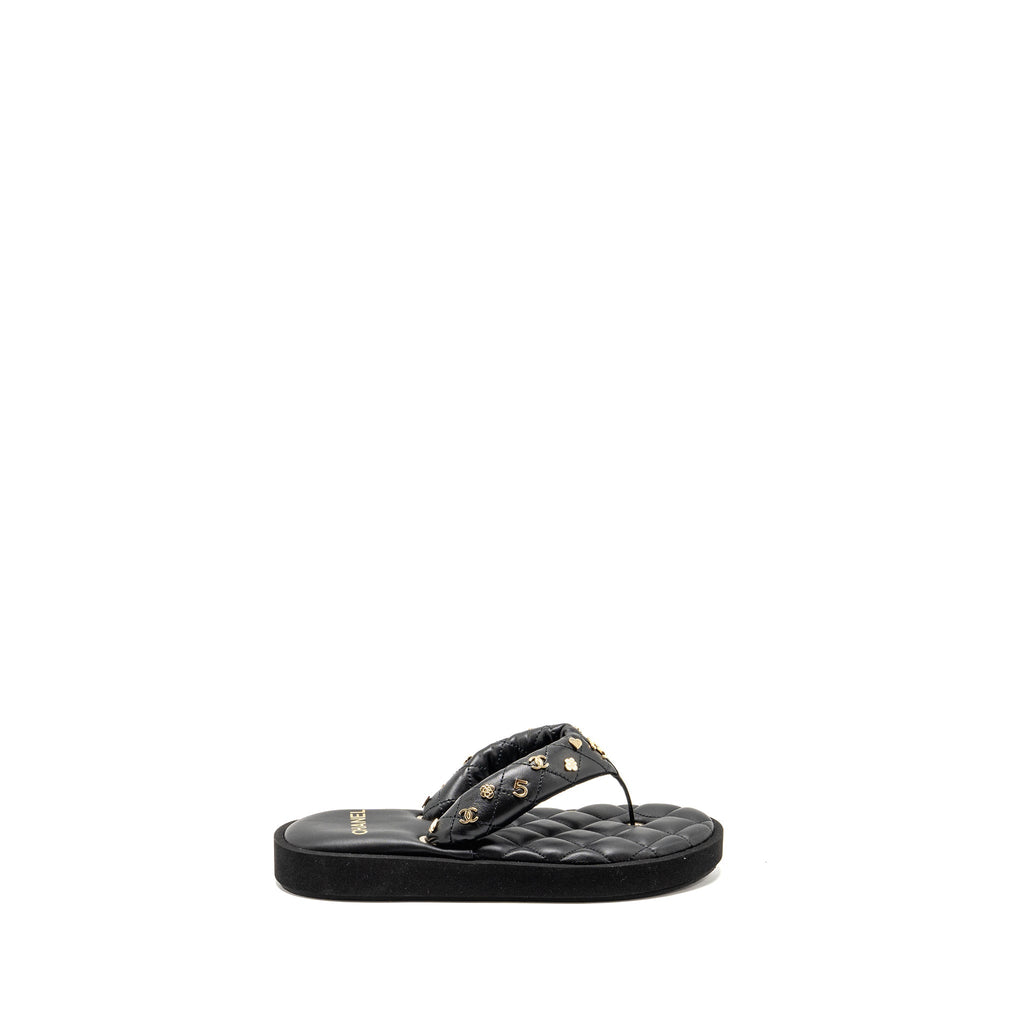 CHANEL 23P QUILTED CHARMS PADDED FLIP FLOPS/SANDALS LAMBSKIN BLACK