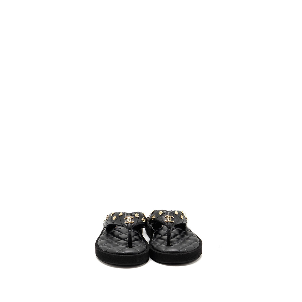 CHANEL 23P QUILTED CHARMS PADDED FLIP FLOPS/SANDALS LAMBSKIN BLACK
