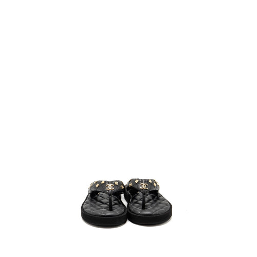 CHANEL 23P QUILTED CHARMS PADDED FLIP FLOPS/SANDALS LAMBSKIN BLACK