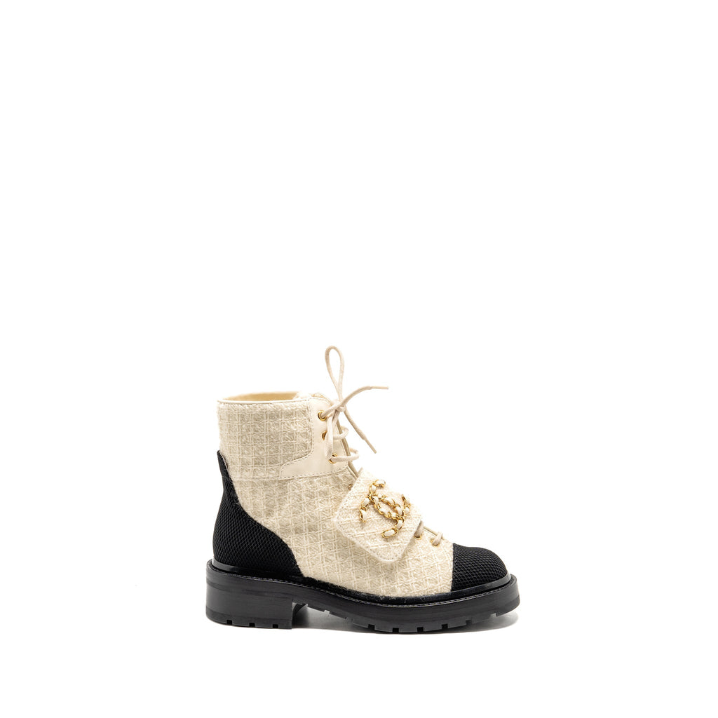 CHANEL 22K LACE-UPS WOOL TWEED/FABRIC IVORY/BLACK GHW