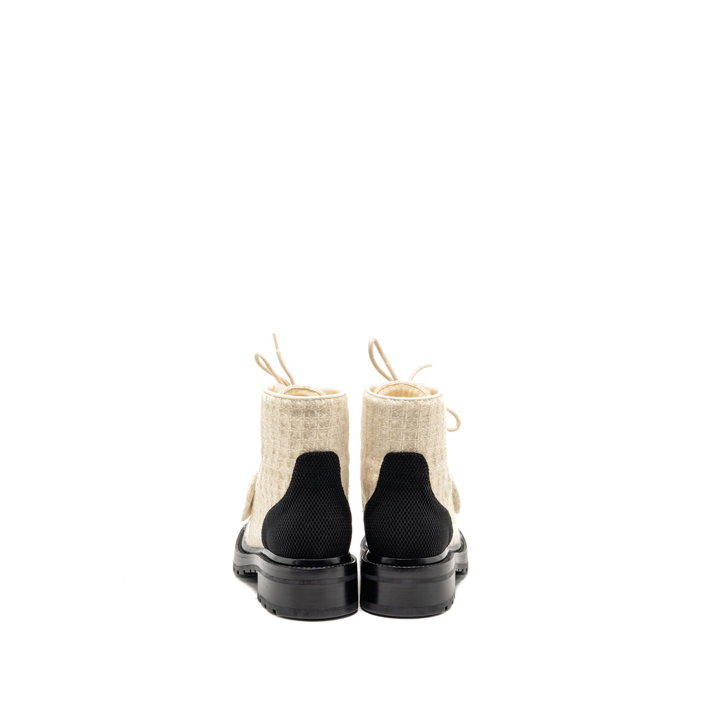 CHANEL 22K LACE-UPS WOOL TWEED/FABRIC IVORY/BLACK GHW