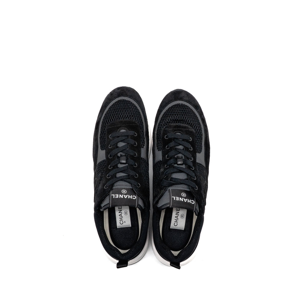 CHANEL CC LOGO SNEAKERS SUEDE / MESH BLACK / WHITE