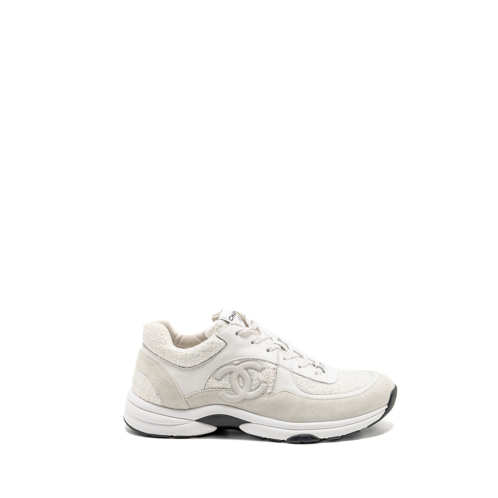 CHANEL CC LOGO SNEAKERS SUEDE LEATHER / TWEED WHITE