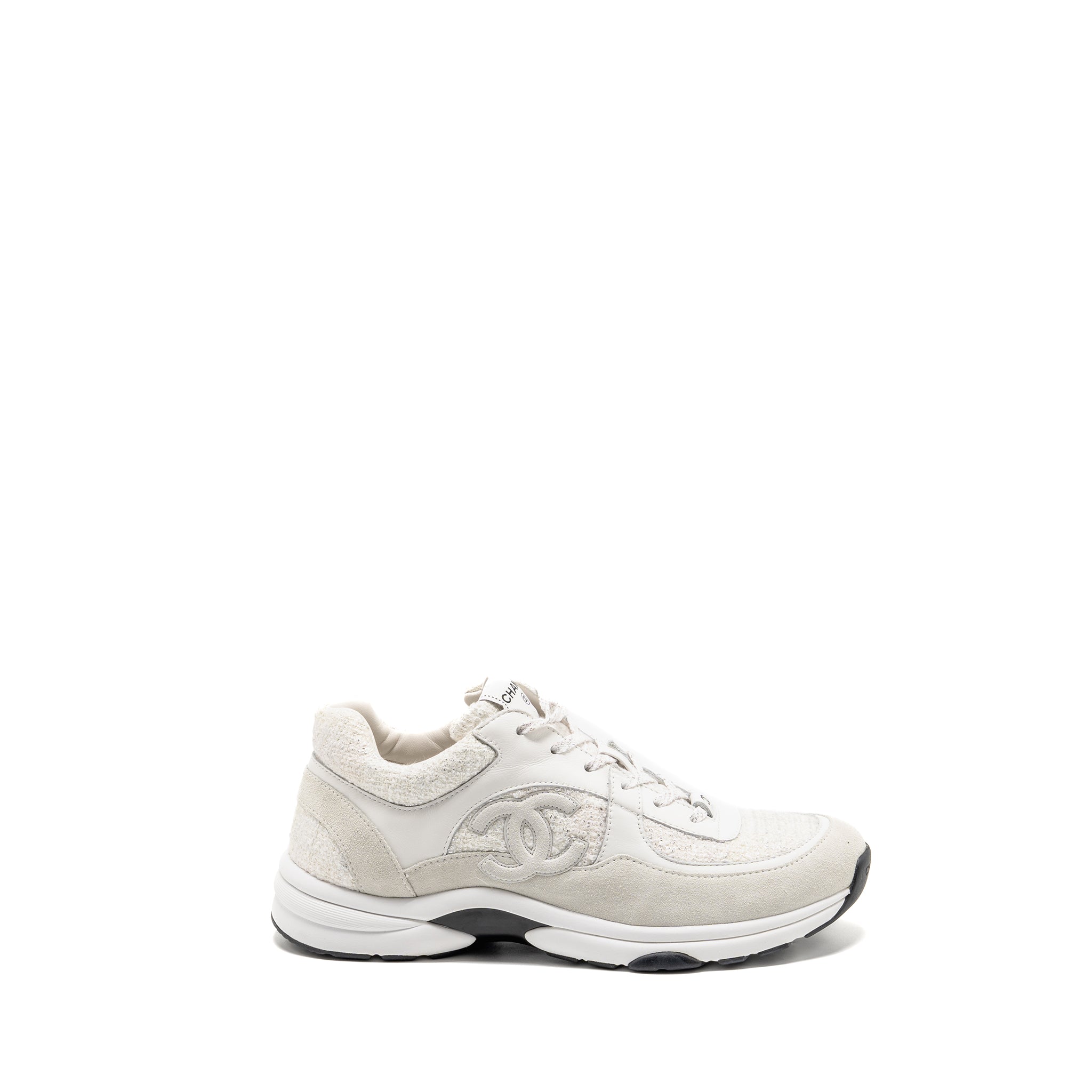 CHANEL CC LOGO SNEAKERS SUEDE LEATHER / TWEED WHITE