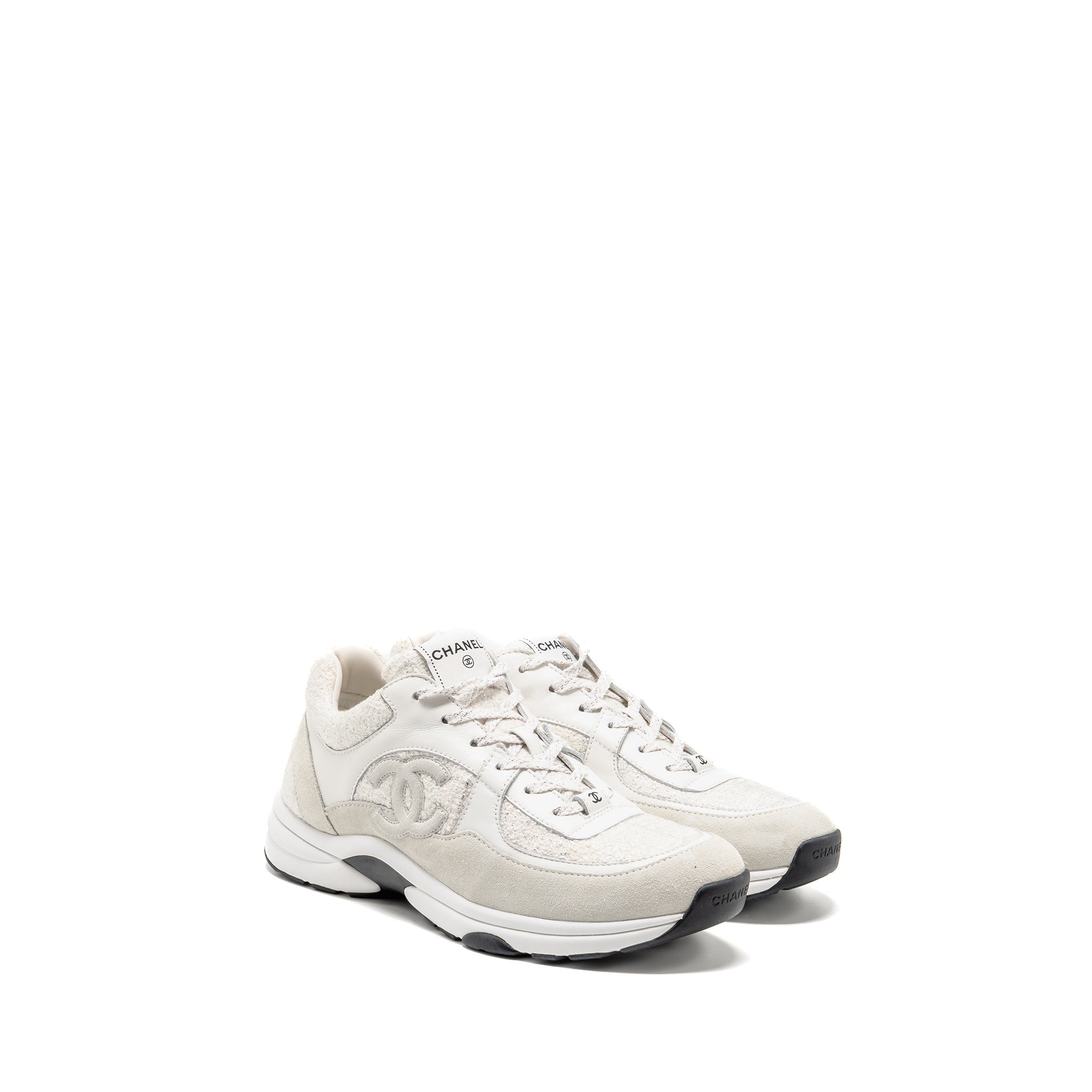 CHANEL CC LOGO SNEAKERS SUEDE LEATHER / TWEED WHITE