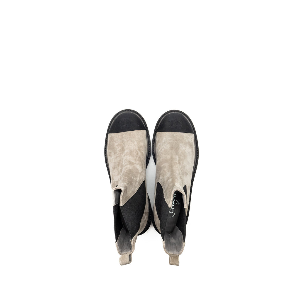 CHANEL 22K ANKLE BOOTS SUEDE CALFSKIN/GROSGRAIN LIGHT GREY/BLACK