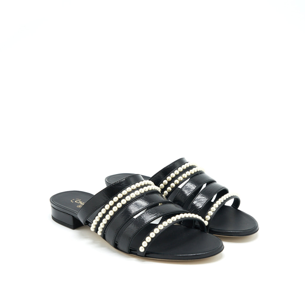CHANEL LEATHER AND PEARL SANDAL BLACK