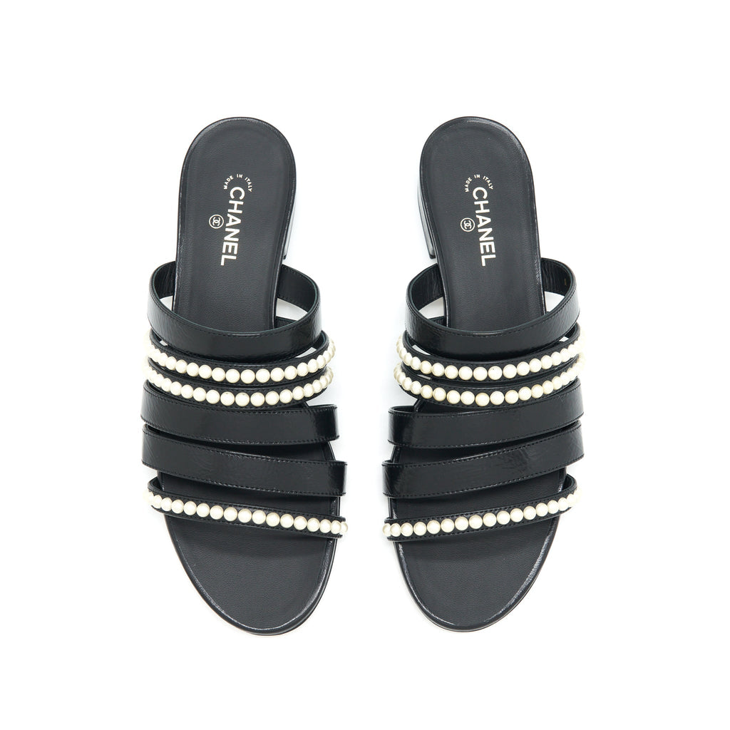 CHANEL LEATHER AND PEARL SANDAL BLACK